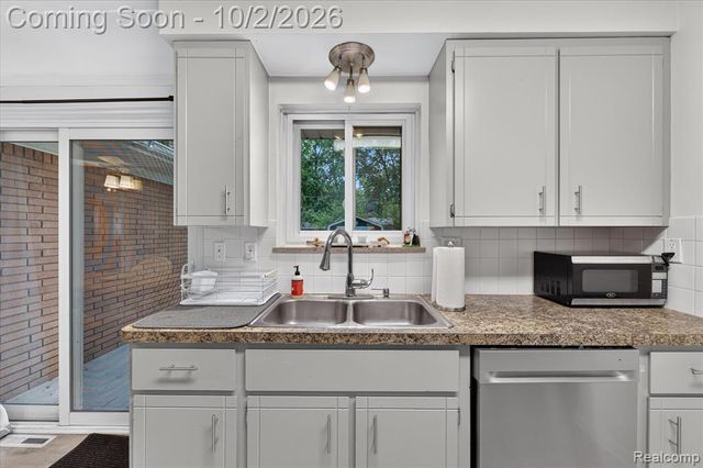 5539 Sunwood Drive, Waterford, MI 48329