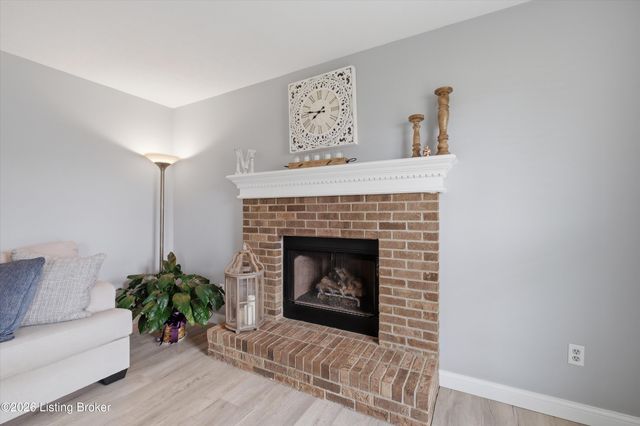 484 Circle Valley Dr, Louisville, KY 40229