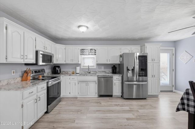 484 Circle Valley Dr, Louisville, KY 40229