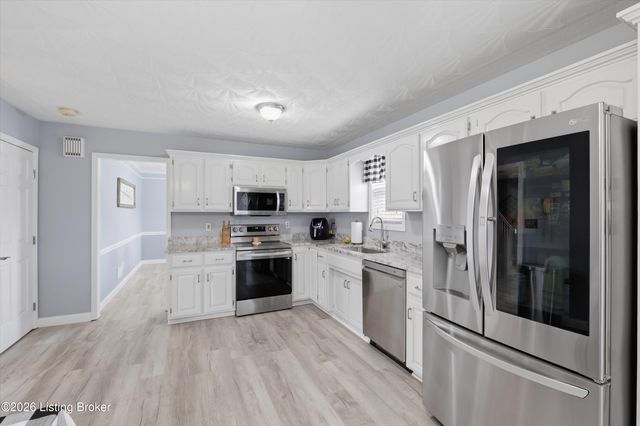 484 Circle Valley Dr, Louisville, KY 40229