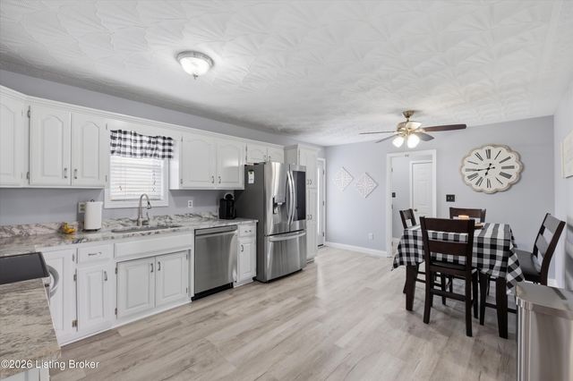 484 Circle Valley Dr, Louisville, KY 40229