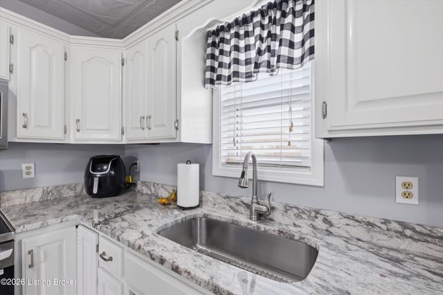 484 Circle Valley Dr, Louisville, KY 40229