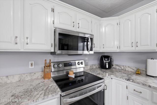 484 Circle Valley Dr, Louisville, KY 40229