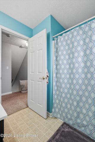 484 Circle Valley Dr, Louisville, KY 40229