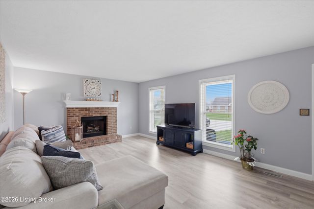 484 Circle Valley Dr, Louisville, KY 40229