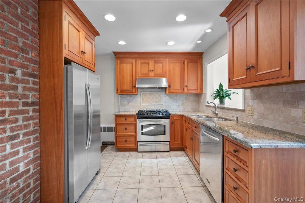18 Maywood Avenue, Rye Brook, NY 10573 — photo 2