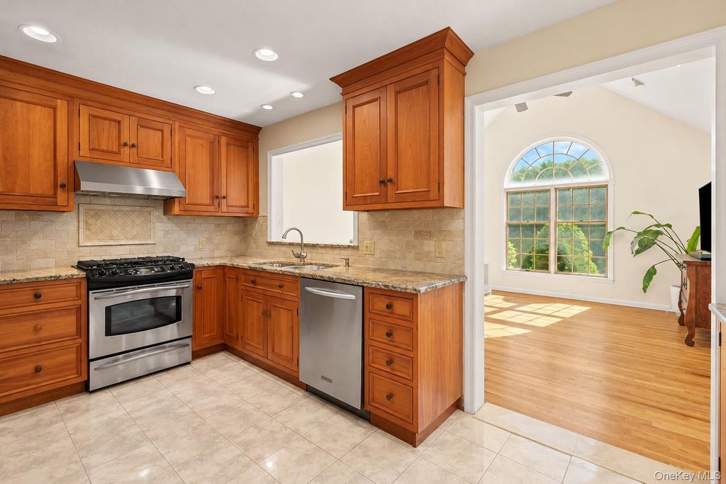 18 Maywood Avenue, Rye Brook, NY 10573 — photo 3
