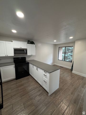 8722 S OAKWOOD PARK CIR, Sandy, UT 84094