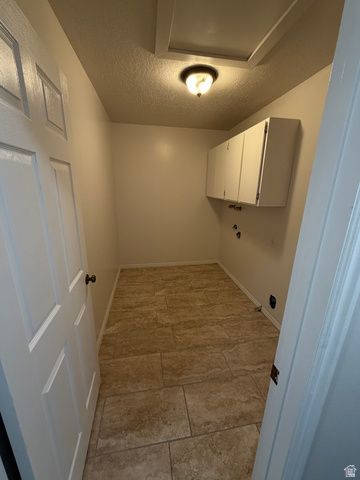 8722 S OAKWOOD PARK CIR, Sandy, UT 84094