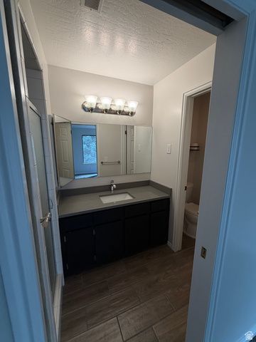 8722 S OAKWOOD PARK CIR, Sandy, UT 84094