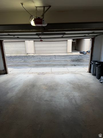 8722 S OAKWOOD PARK CIR, Sandy, UT 84094