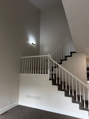 8722 S OAKWOOD PARK CIR, Sandy, UT 84094