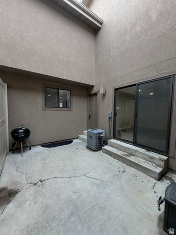 Image 14 of property listing at 8722 S OAKWOOD PARK CIR, Sandy, UT 84094