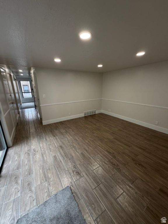 Image 16 of property listing at 8722 S OAKWOOD PARK CIR, Sandy, UT 84094