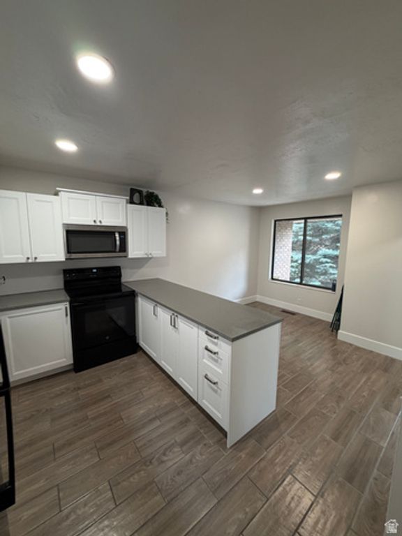 Image 3 of property listing at 8722 S OAKWOOD PARK CIR, Sandy, UT 84094