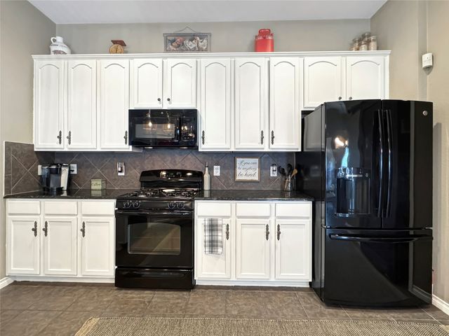 1812 Azalea Drive, Savannah, TX 76227