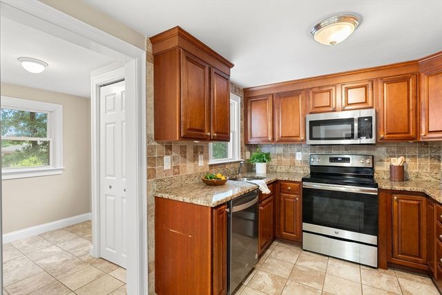 19 Cunningham Cir, Waltham, MA 02453