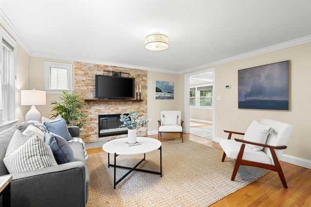 19 Cunningham Cir, Waltham, MA 02453