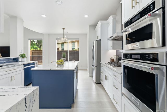 106 Blue Thorn Trl, San Antonio, TX 78256