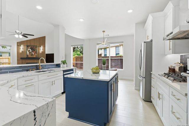 106 Blue Thorn Trl, San Antonio, TX 78256