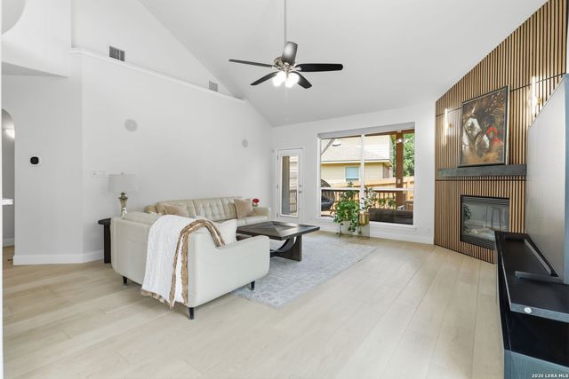 106 Blue Thorn Trl, San Antonio, TX 78256