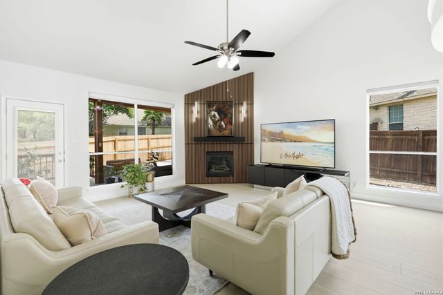 106 Blue Thorn Trl, San Antonio, TX 78256