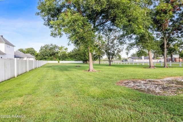 301 Grand Oak Drive, Broussard, LA 70518