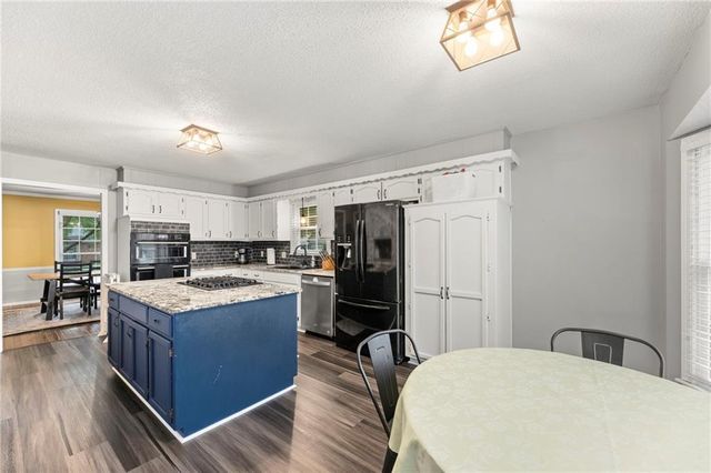 14421 S COTTONWOOD Drive, Olathe, KS 66062