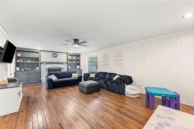 14421 S COTTONWOOD Drive, Olathe, KS 66062