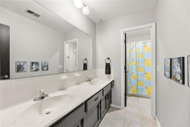 14421 S COTTONWOOD Drive, Olathe, KS 66062