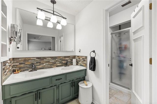 14421 S COTTONWOOD Drive, Olathe, KS 66062