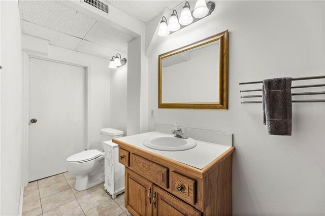 14421 S COTTONWOOD Drive, Olathe, KS 66062