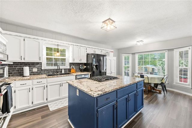 14421 S COTTONWOOD Drive, Olathe, KS 66062