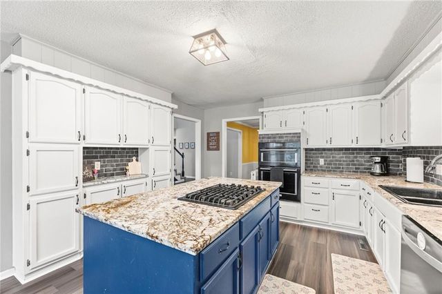 14421 S COTTONWOOD Drive, Olathe, KS 66062