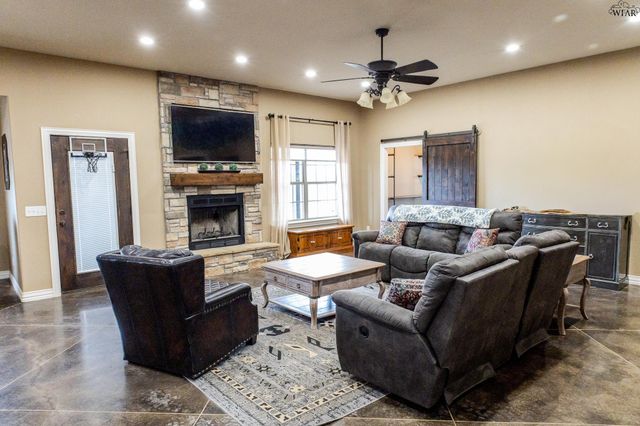 9118 HALL ROAD, Iowa Park, TX 76367