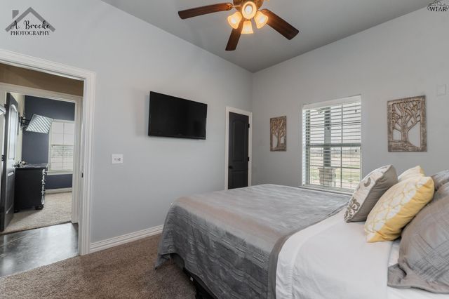 9118 HALL ROAD, Iowa Park, TX 76367