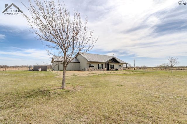 9118 HALL ROAD, Iowa Park, TX 76367