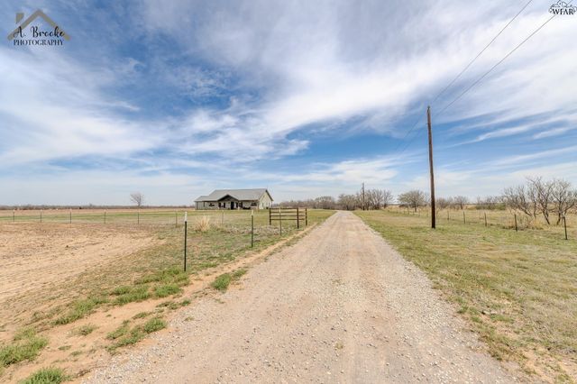 9118 HALL ROAD, Iowa Park, TX 76367