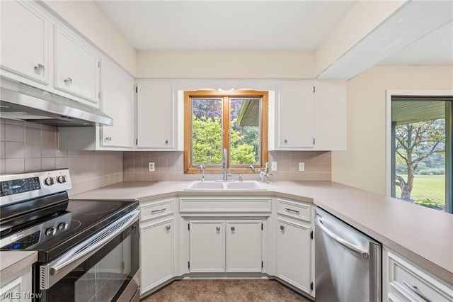 2411 Sucrose Drive, Green, OH 44312