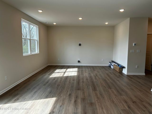2021 Lyndon Green Cir, Lyndon, KY 40242