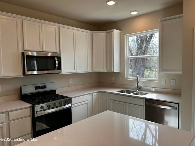 2021 Lyndon Green Cir, Lyndon, KY 40242