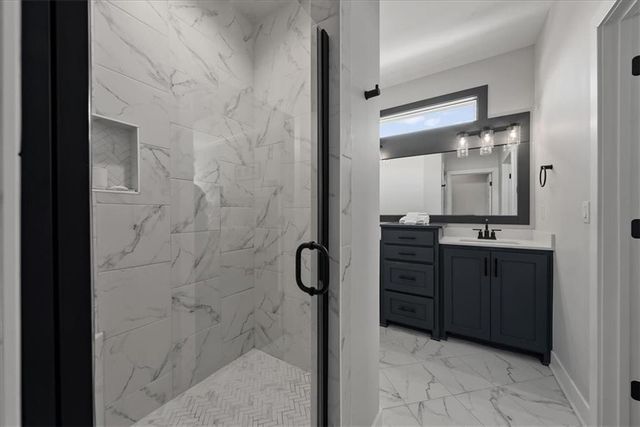 913 Zennor Lane, Raymore, MO 64083