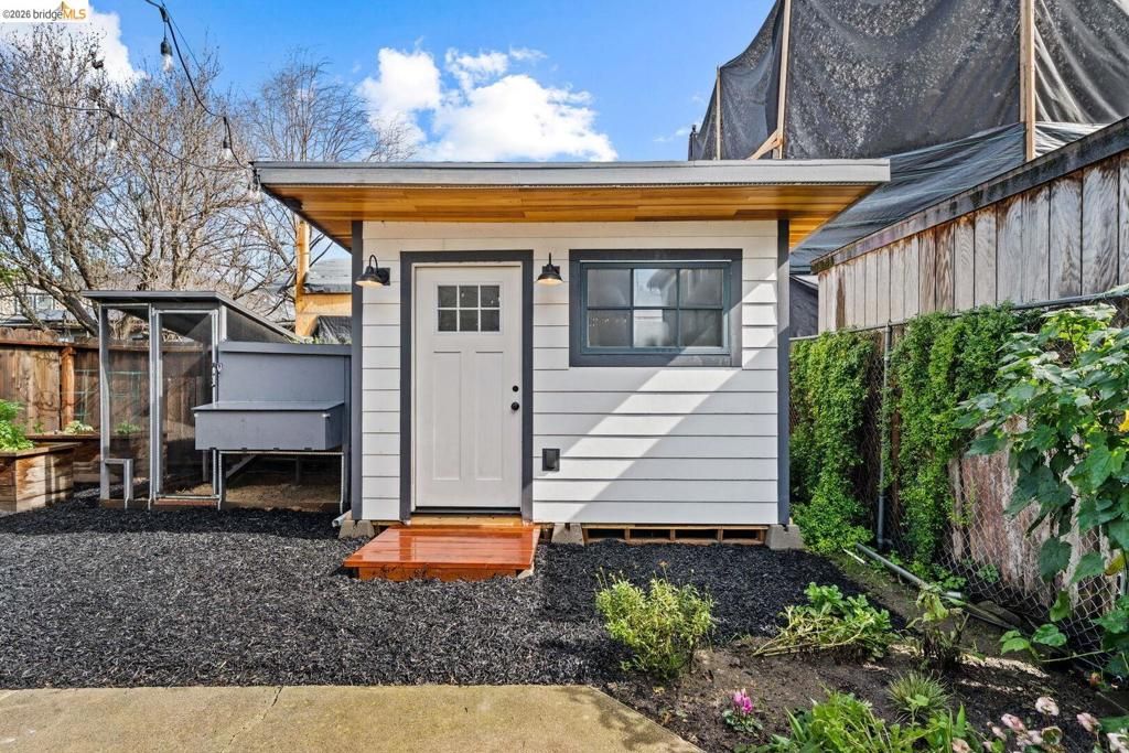 Image 3 of property listing at 5812 Dover ST, Oakland, CA 94609