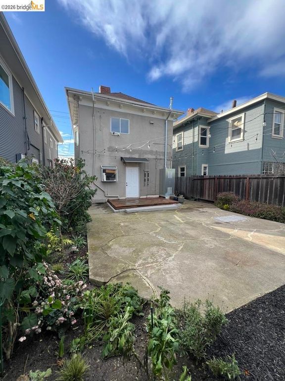 Image 5 of property listing at 5812 Dover ST, Oakland, CA 94609