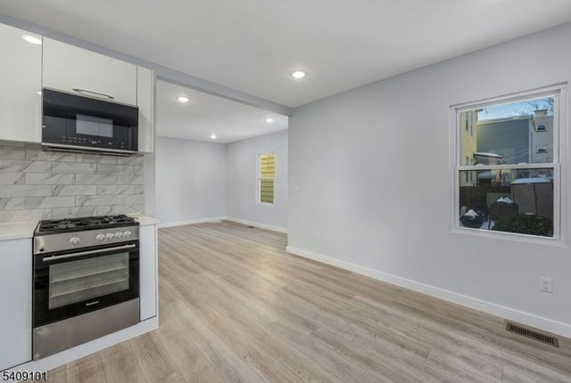 17 Mission St, Montclair Twp., NJ 07042