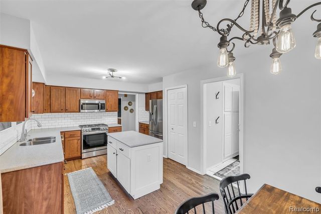 45077 Roundview Drive, Novi, MI 48375