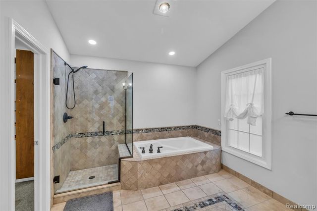 45077 Roundview Drive, Novi, MI 48375