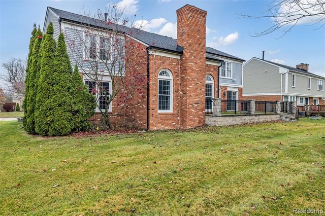 45077 Roundview Drive, Novi, MI 48375