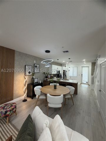 10300 NW 66th St, Doral, FL 33178