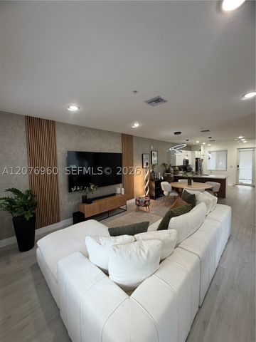 10300 NW 66th St, Doral, FL 33178